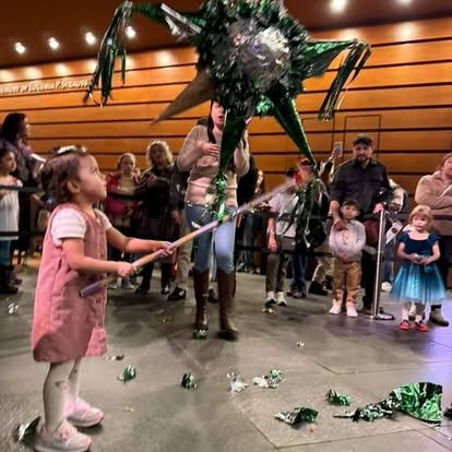 Niña quebrando la piñata